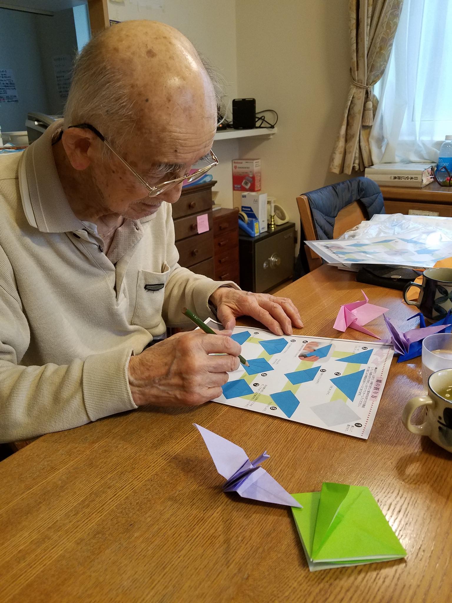 大正11年8月生まれ 96歳の実父が折り鶴に挑戦！
